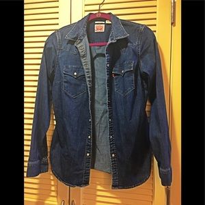 NEW Levi’s Women’s denim shirt